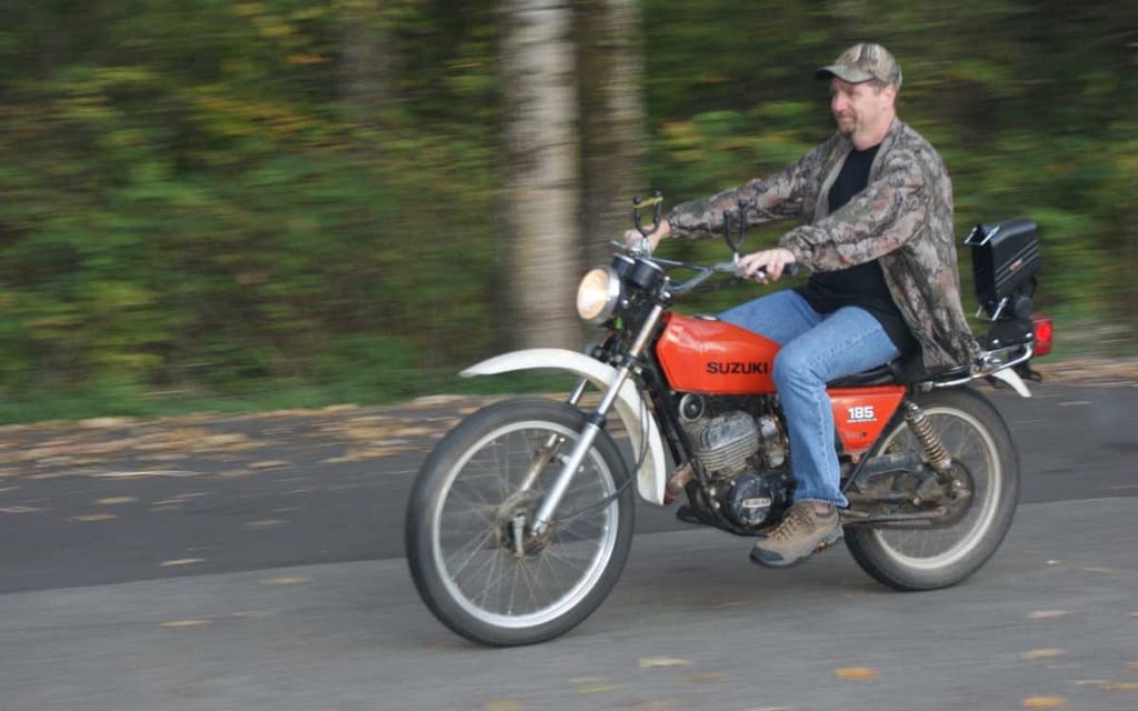  Hombre y máquina Suzuki TS1 de Norm Miller – Cycle Canada