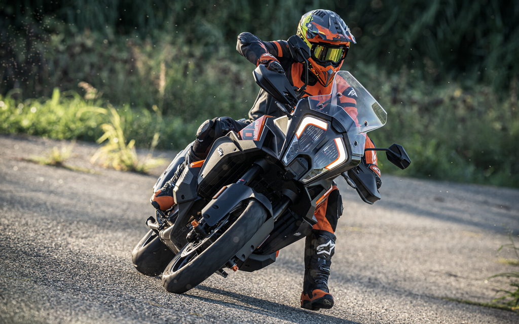 No roads, no problem: race anywhere with the KTM 1290 SUPER ADVENTURE S and KTM 1290 SUPER ADVENTURE R