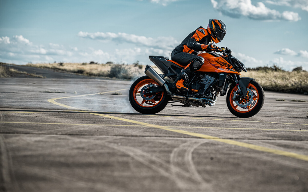 THE 2024 KTM 990 DUKE HITS THE BULLSEYE WITH SNIPER-LIKE ACCURACY